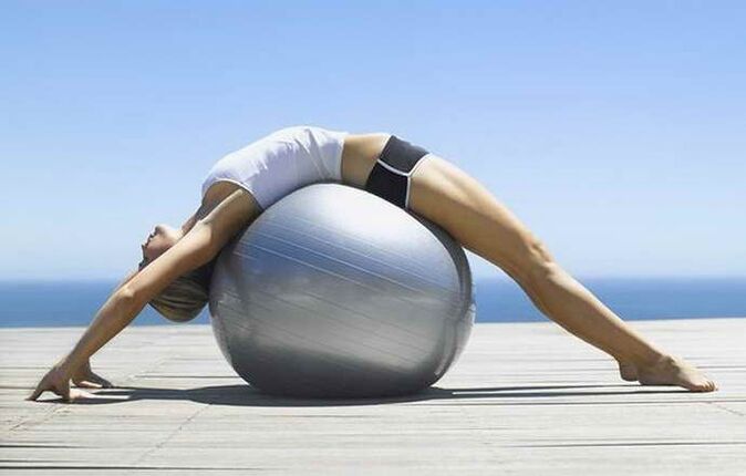 Exercícios de bola de fit com osteocondrose torácica